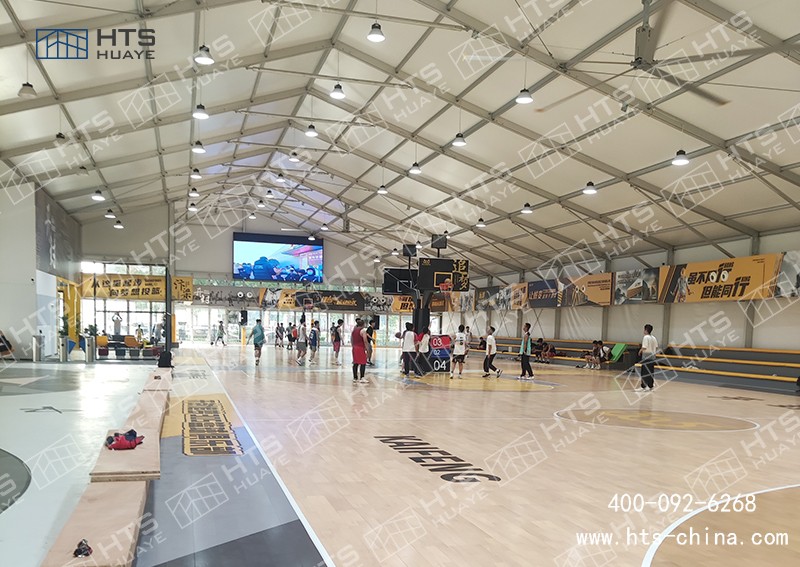 篷房式篮球馆给人们提供了一个方便快捷的篮球场地选择