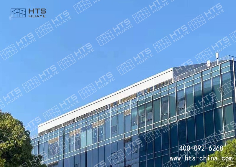 楼顶上也可以建造篮球装配式篷房，这几座篷房都在楼顶上
