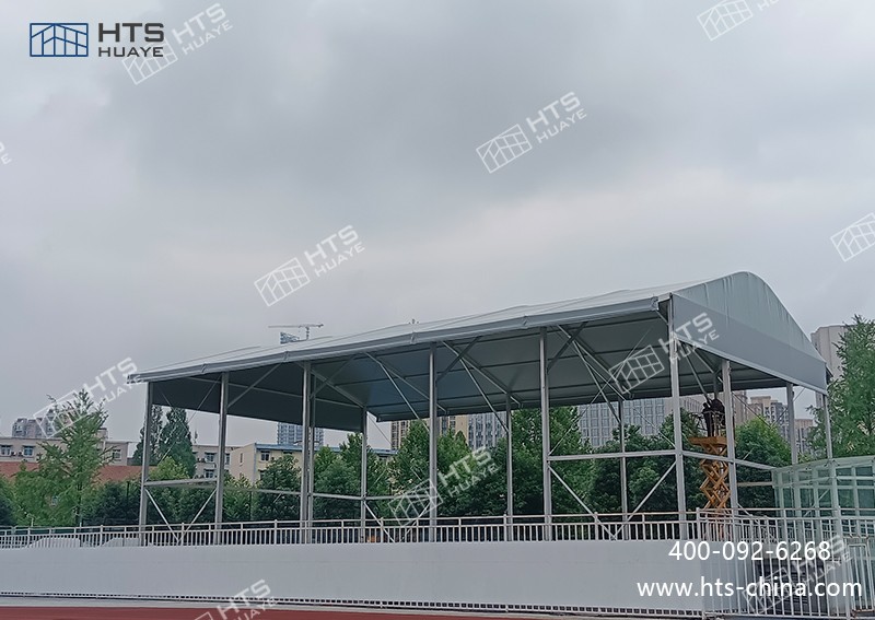某科技大学又新建一座350平方米的网球馆篷房，边高可达9.6米