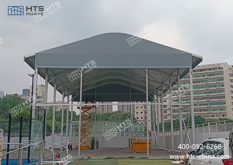 某科技大学又新建一座350平方米的网球馆篷房，边高可达9.6米