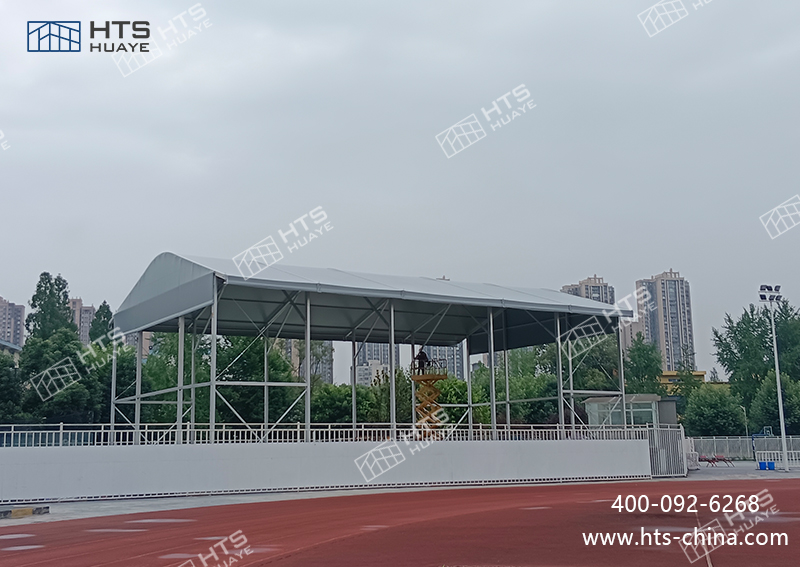 某科技大学又新建一座350平方米的网球馆篷房，边高可达9.6米